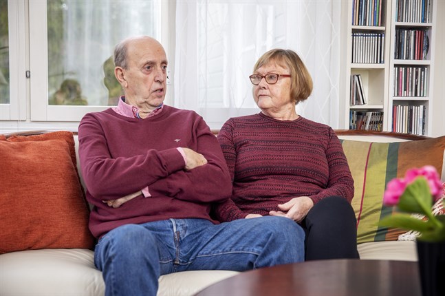 Bror-Eric Sahlström tycker vaccineringen är dåligt organiserad i Vasa. Han och hustrun Christine har ringt hundratals samtal utan att komma fram.