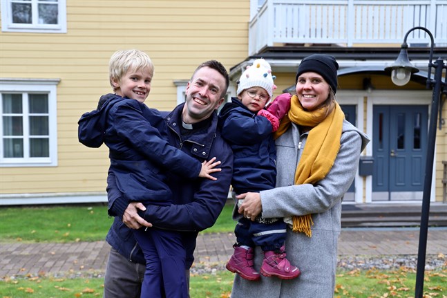 Familjen Kass trivs bra i den cirka 170 år gamla prästgården. Till familjen hör pappa Fredrik Kass och mamma Amanda Audas-Kass, Arvid 7 år, Hilde 2 år och Ingrid 11 år (som inte är med på bilden).