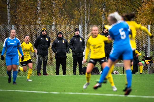 Myrans lagledning, med Magnus Slotte i spetsen, har förmånen att kunna lätta på klädseln i lördagens match mot PK-35 eftersom den kommer att spelas inomhus. Bilden från ligamötet med TPS i Kronoby den 12 oktober.