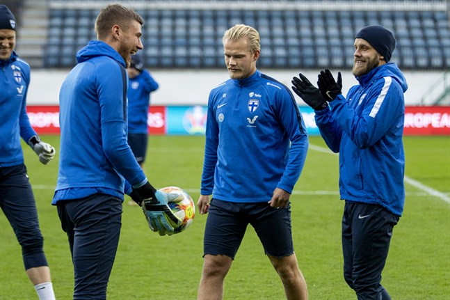 Joel Pohjanpalo (i mitten) kan inte spela på fredag.