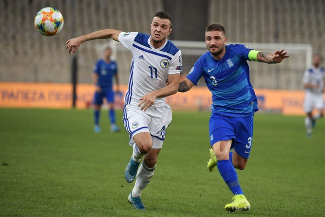 Grekiska mittbacken Kostas Stafylidis (till höger) och hans lagkamrater dominerade hemma mot anfallaren Armin Hodzic och hans Bosnien-Hercegovina.