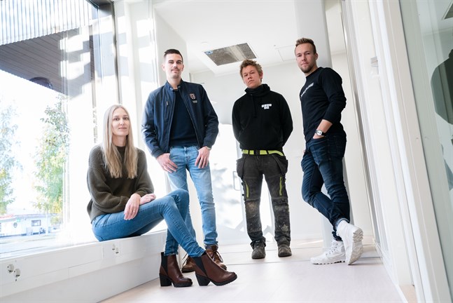 Catharina Bertula, August Strandberg, Tobias Wik och Christoffer Sirén hänger i den del av lokalen där det ännu ska byggas en bardisk av arbetsstationer för NIC:s medlemmar och med utsikt över torget.