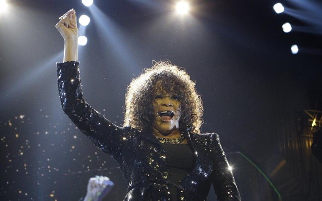 Whitney Houston uppträder i London 2010. Den amerikanska popstjärnan dog i februari 2012, 48 år gammal.