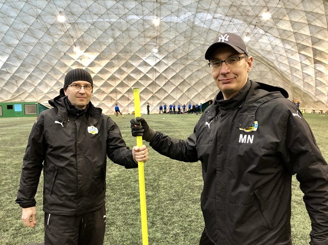 Magnus Näs, till höger, och Thomas Fant lotsade Krafts B-flickor till en sjundeplats denna säsong. Men nästa säsong blir det inget lag i division 1.