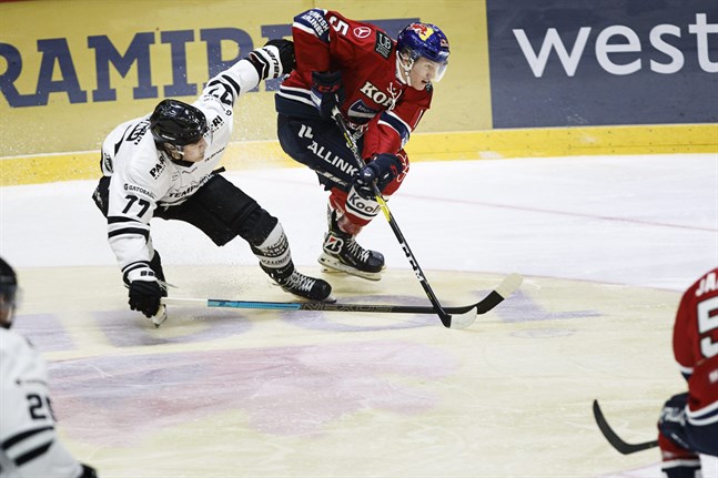 Förra säsongens stjärnskott, Tony Sund (nummer 77), återvänder till brottsplatsen på fredag när Sport och TPS möts i Vasa. Bilden från Åbolagets match den 12 oktober. HIFK-aren heter Anton Lundell.