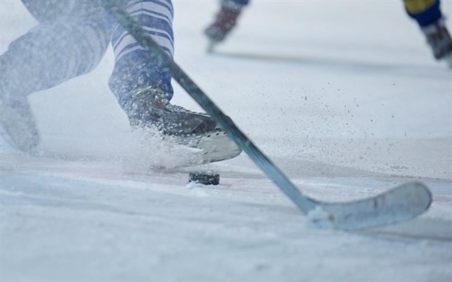 Pratar ni svenska så blir det utvisning. Det säger Krafts B-juniorer att de fick höra av domaren i lördagens match. Så får det inte vara, säger förbundet.