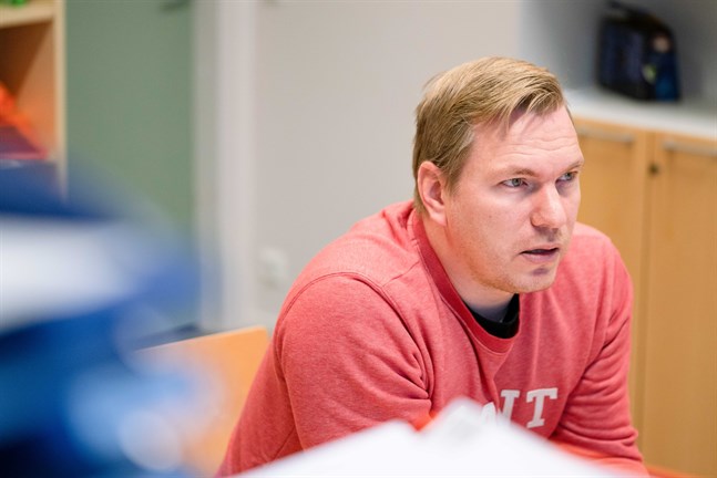 Andreas Hjulfors, ny ordförande för social- och hälsovårdsnämnden, konstaterar att det inte finns för mycket personal inom verket även om personalkostnaderna överskrider budgeten.