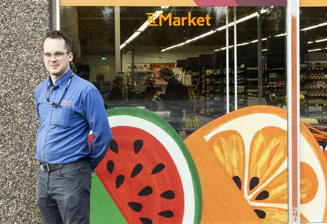 Petter Bonde fungerar som köpman för Treffis K-Market. Han är mer än nöjd över den nyrenoverade butikslokalen och glad över att kunna ta in mer färskvaror i sortimentet.