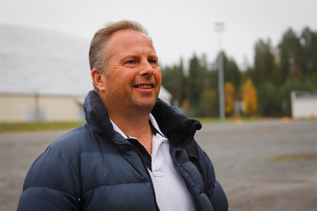 Vd Johan Svahn vid Propadel hoppas kunna bygga padelhallar i Kristinestad och Närpes.