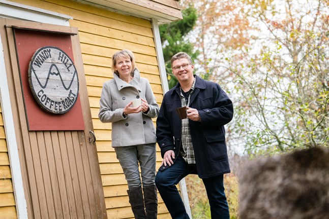 Minna och Jouni Salo driver Windy Hill Coffee Roast i Kronoby. De har tagit fram ett "Kromi-kaffi" som ska användas i marknadsföringen av Kronoby 50 år.