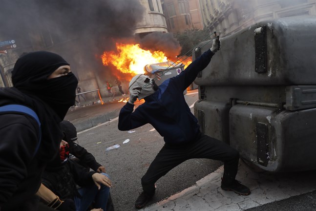 Den stora demonstrationen var lugn, men på ett annat ställe i centrala Barcelona kastade maskerade demonstranter sten mot polisen.