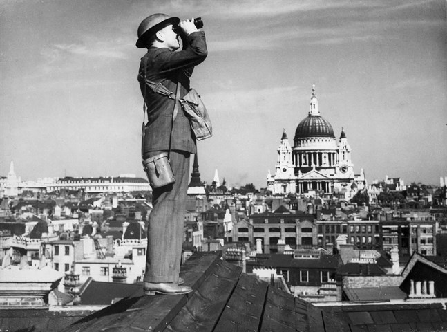 Soldat spanar från ett hustak i London. Bombflyg fick en avgörande betydelse under andra världskriget.