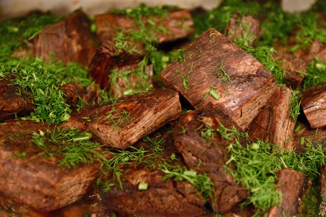 På landsbygden anser hela 73 procent att man inte ska minska på andelen rätter som innehåller kött och mjölk på offentliga restauranger.