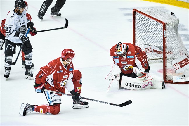 Stefan Steen hade ingen bra dag på Kopparön. På sexton minuter fick han sju skott på sig och släppte in tre. Efter det tredje blev han utbytt.