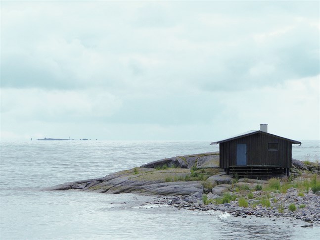 Bilden av en bastu med omgivning på Norrskär ute i Kvarkens skärgård är ett motiv som enligt Björkgren representerar hans utställning.
