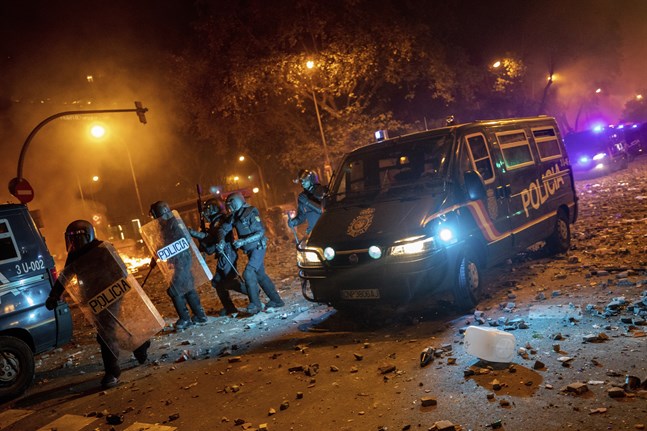 Kravallutrustad polis i Barcelona under fredagskvällen.