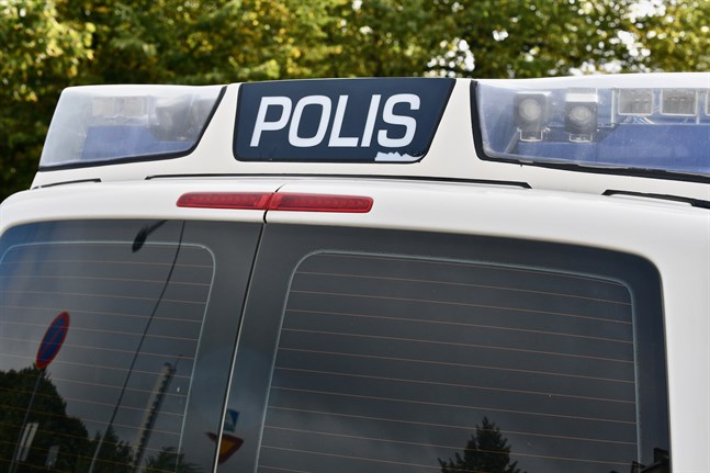 Polisen söker efter mannen som släppte lös sin kamphund på en pudel i Träskända på fredagen.