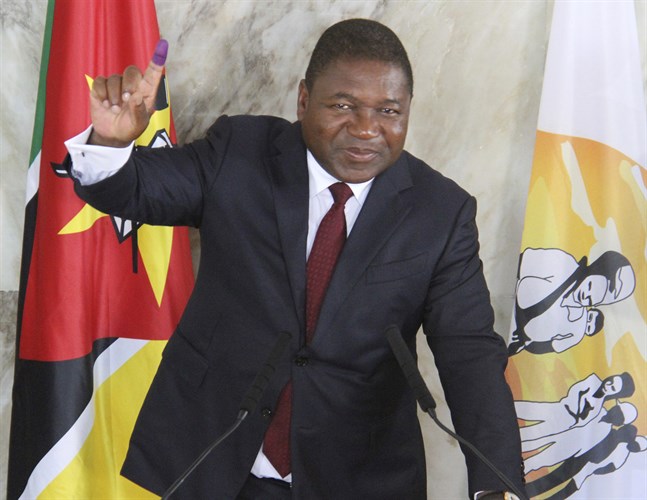 Moçambiques president Filipe Nyusi när han hade röstat i valet. Arkivbild.