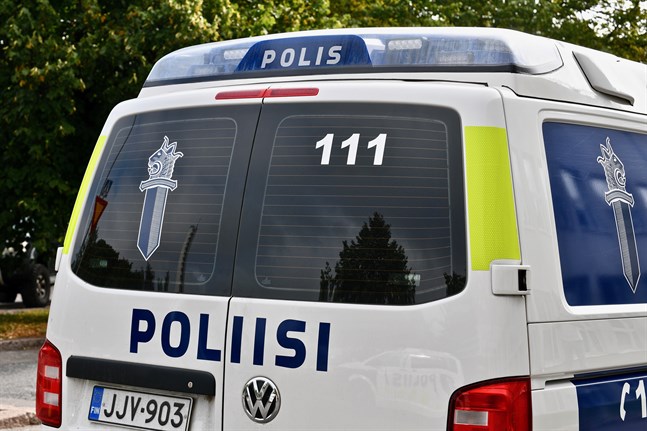 Polisen i Helsingfors blev tvungen att använda elchockvapen då demonstranter försökte hindra polisbilens framfart.