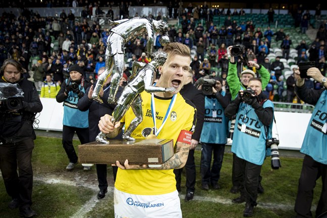 KuPS-kaptenen Petteri Pennanen hade en färdig plan för hur han och resten av laget ska fira ligaguldet. "Nu åker vi fort till Kuopio", sa Pennanen efter matchen i Åbo.