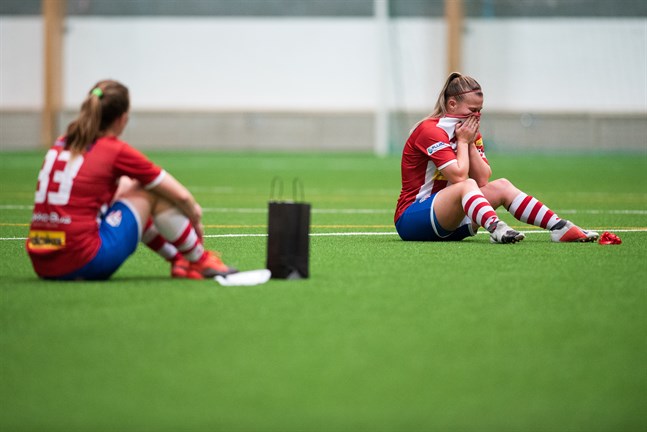 Ida Backman (t.h.) och Sanna Ög, precis som hela GBK, deppade efter lördagens match.