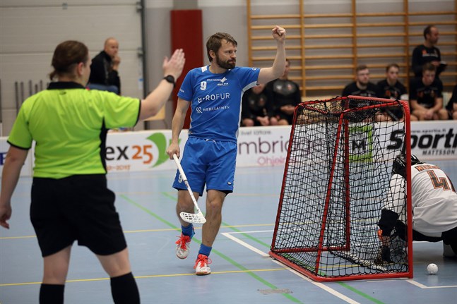 Ronnie Ludén stod för 2+1 i derbysegern mot SB Vaasa. Här ger han Blue Fox ledningen i numerärt överläge.