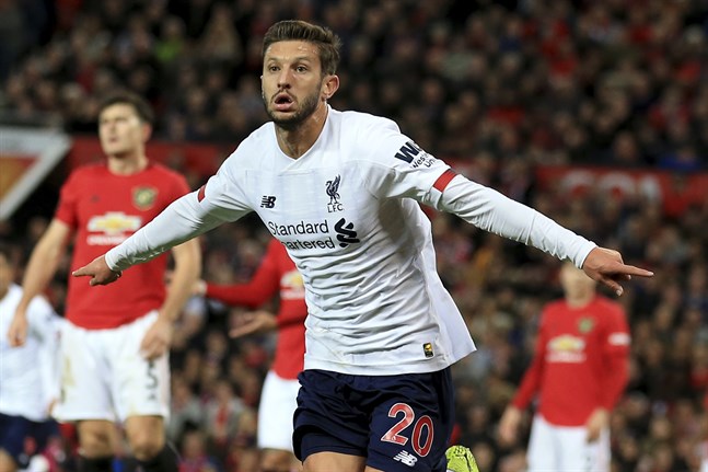 Liverpools Adam Lallana ordnade en poäng åt Liverpool genom en sen kvittering mot Manchester United.
