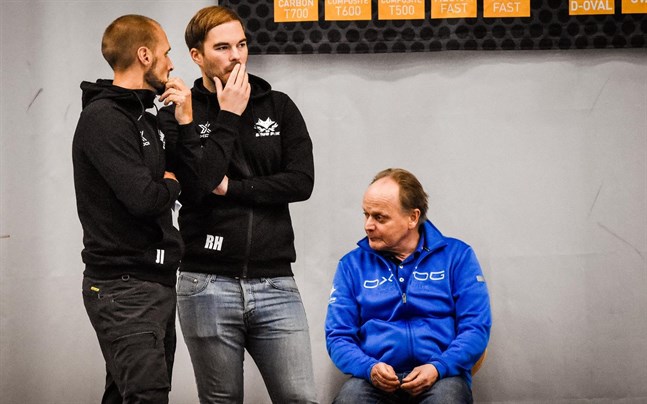 Jori Isomäki (t.v) tar ett kliv tillbaka och Robin Holländer blir ansvarig tränare i Blue Fox. Massören Henry Kallvik i bakgrunden.