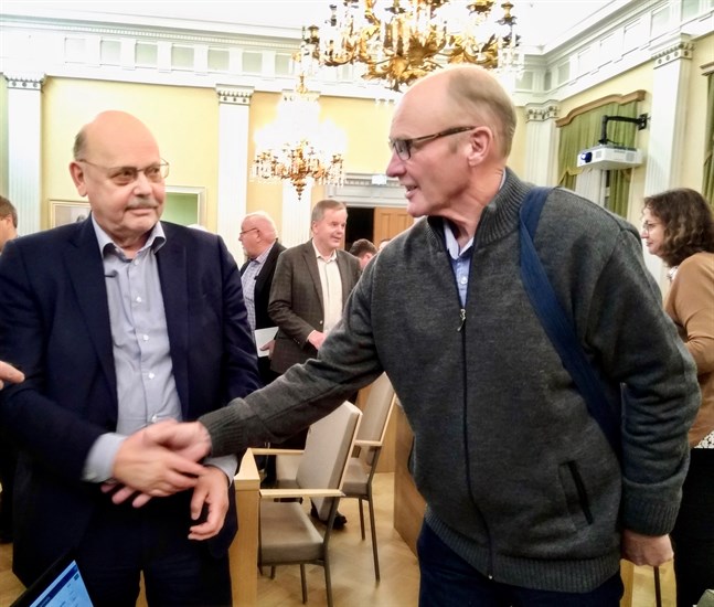 Kari Koskela (SDP) gratulerar Peter Boström till det nya uppdraget.