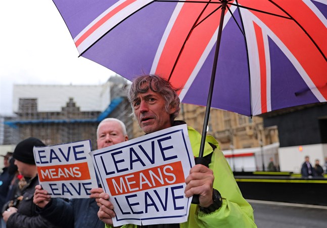 Demonstranter som kräver att brexitprocessen går vidare och att Storbritannien så snabbt som möjligt ska lämna EU.