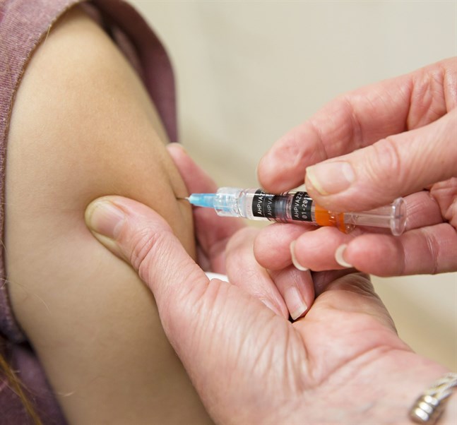 HPV-vaccinet väcker fortfarande mycket oro bland föräldrar i en del kommuner i Finland. THL ser ingen orsak till oro.