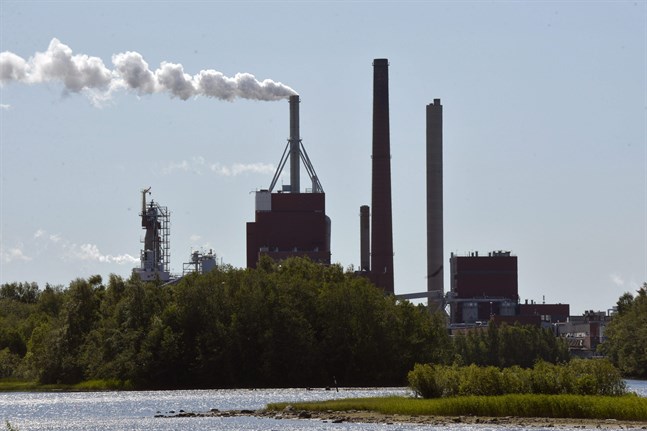 Orsaken till att Stora Enso ändrar sin verksamhet är att efterfrågan på papper håller på att minska.