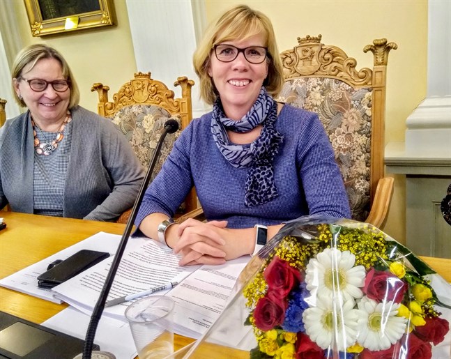 Anna-Maja Henriksson lämnar ordförandeskapet för stadsfullmäktige i Jakobstad med ett visst vemod. Till vänster stadsdirektör Kristina Stenman.