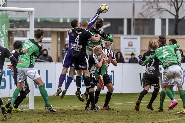Planens kvalitet var i fokus i samband med kvalmatchen mellan KPV och TPS förra hösten. Också i år har gräset i Karleby blivit en snackis.