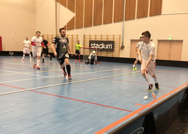 Vikings vann över Saragoza i söndagens innebandyderby i Kristinahallen. Fotot från Saragozas första match då man besegrade SB Kauhajoki II. Här är det Kristinestadslagets Robin Nygren på väg mot anfall. I bakgrunden syns även Henrik Hakala, Kim Hammarberg, Adam Ziazikov samt målvakten Jarno Timonen.