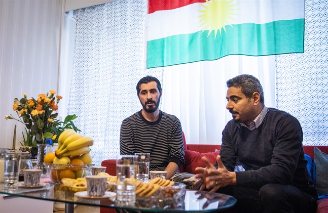 För fyra år sedan kom Ismail Abdu till Finland med frun Zeinad och dottern Sarah från det krigsdrabbade Syrien. Till höger tolken Farag Sadak.