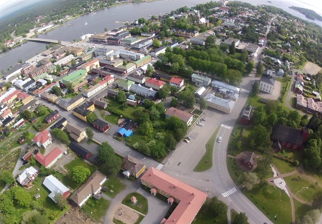 I Kristinestad finns runt 10 000 byggnader som saknas i stadens fastighetsregister, vilket även betyder ett skattebortfall på 270 000–370 000 euro årligen.