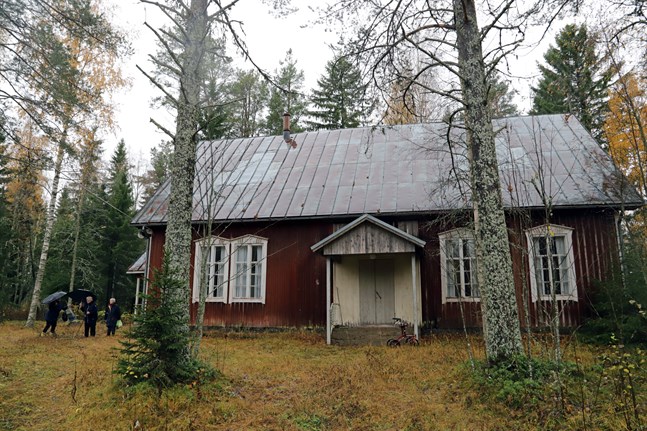 Bönehuset i Nyby är i bra skick trots att det stått oanvänt i flera år. Men det är svårt att upptäcka från vägen – man ska veta exakt vart man ska titta när man kör förbi om man vill få syn på det.