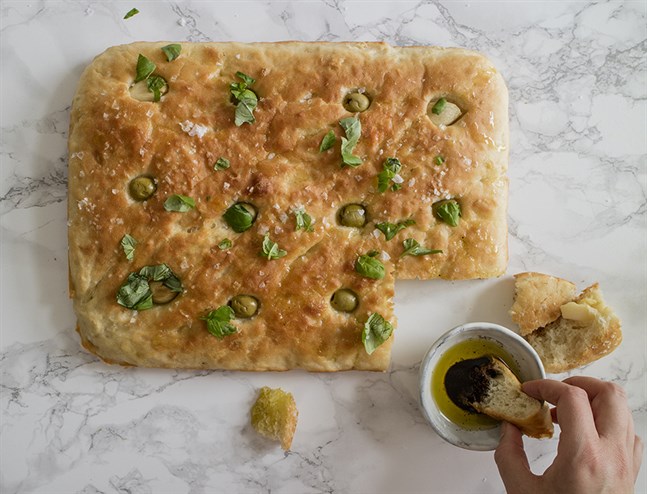 Focaccia är ett italienskt bröd som gräddats i långpanna och som serveras med en skål olivolja att doppa i.