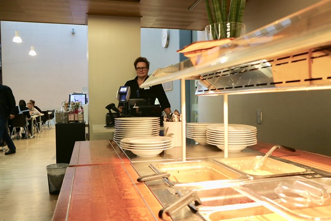 Lis-Britt Bredero tycker det är viktigt att allt kött som serveras är inhemskt, men inte att det slopas helt.