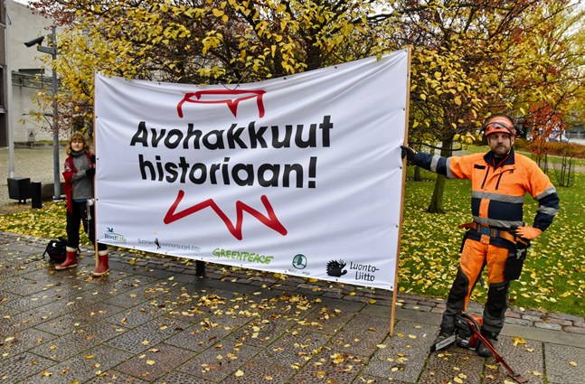 Miljöorganisationer demonstrerade mot kalhyggen utanför Lilla parlamentet.