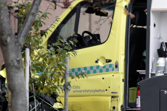 Kulhål kan ses i ambulansens dörrar, efter att polisen avlossade flera skott för att få stopp på den vilda färden.