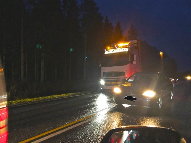 Mitt på riksväg åtta, där 80-begränsning råder, möttes VBL:s reporter av detta trafikkaos och tvingades nästa köra ned i diket för att släppa förbi trafiken som kom emot.