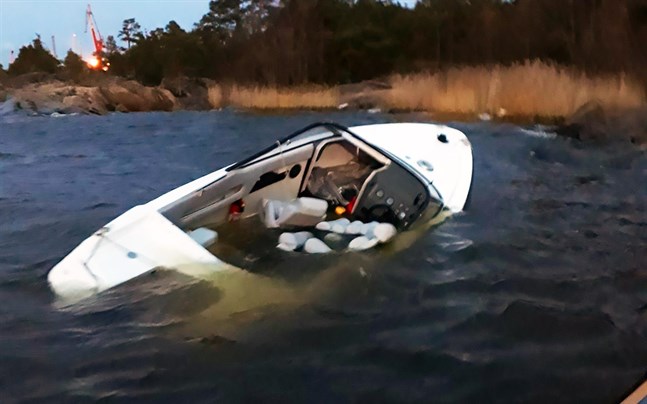 Båten sjönk efter att den bogserats till grundare vatten.