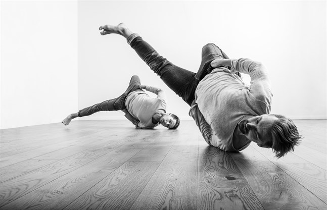 Antti Lahti och Mikko Makkonen kombinerar nutidsdans och gatudans i sitt verk "Hybrid Momentum" som inleder festivalen Österbotten dansar.