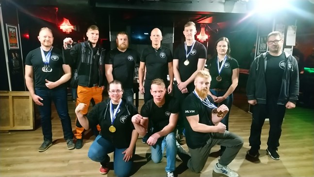 Armsport Esse var i farten i Seinäjoki i helgen. Här är gänget, övre raden från vänster: Andrej Lindqvist, Jonatan Sandbacka, Frank Granqvist, Mika Forsén, Niklas Fagerudd, Ida Wiklund, Esa Pouttu, Anne Söderlund, Anders Sandbacka, Simon Ahlvik