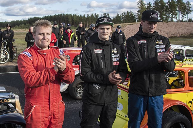 Philip Miemois (i mitten) skrev historia i september när han korades till den första finländska mästaren i Legends. Nykarlebyföraren Mathias Hertén (till höger) tog brons efter Veli-Pekka Karttunen.