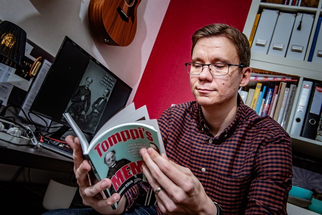 Tomas Bäcks första bok Tomppi's memes" har kommit från tryckeriet. Nu måste man inte längre gå ut på nätet för att kunna skratta åt hans foton med fyndiga texter på Nedervetil-Karlebydialekt.