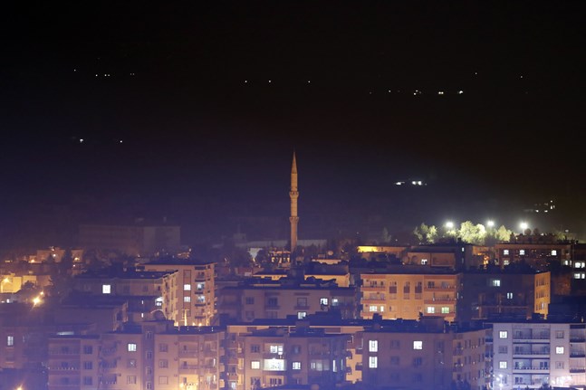 Bild från den turkiska staden Ceylanpinar, nära gränsen till Syrien, strax före tidpunkten då tidsfristen för de kurdiska styrkorna att lämna området löpte ut på tisdagskvällen.