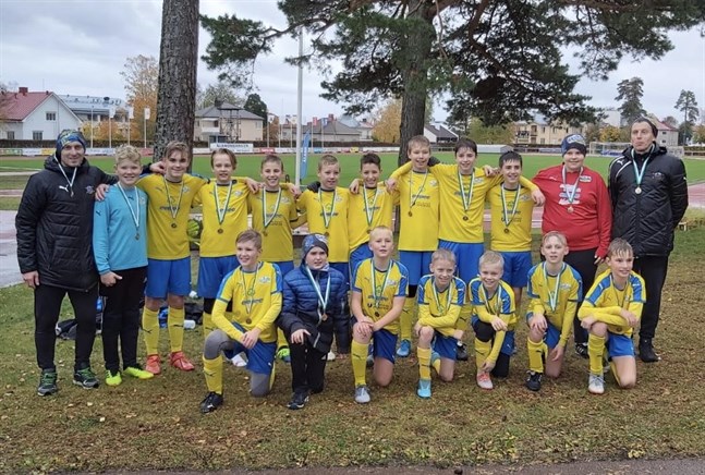 Här är Krafts bronslag i Mariehamn cup. Uppe från vänster: Miroslav Rajkovic (tränare), Zacharias Eriksson, Wilmer Ehrström, Milo Mickels-Nordberg, David Bogesic, Jakob Gulin, Viggo Bergvik, Joel Gulin, Eldin Krak, Muamer Palic, Eddie Vikars, Zoran Bogesic (tränare). Nere från vänster: Riad Camdzic, Harun Hodzic, Topias Kärkkäinen, Arvid Bergvik, Jasper Virtanen, Gabriel Rajkovic, Axel Lärka.